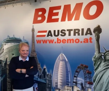 Johann Übelbacher vor der BEMO-Austria-Wand