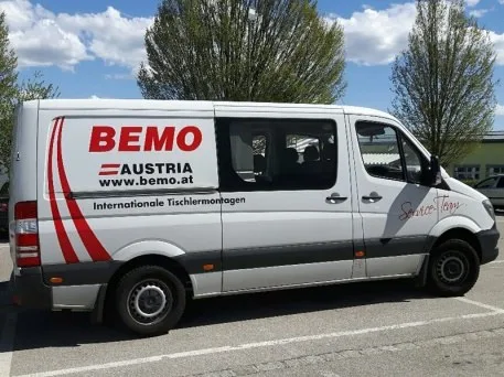 Mercedes Sprinter Kleinbus mit BEMO-Beschriftung und Schriftzug Service-Team